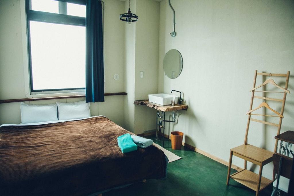 Double Room with One Queen Bed room - Image 3