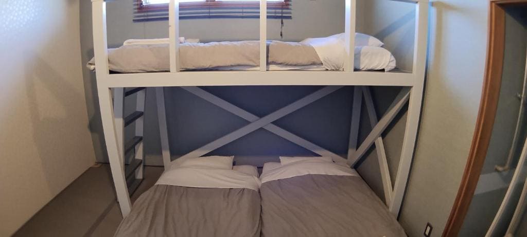 Economy Triple Room with Shared Bathroom room - Image 1