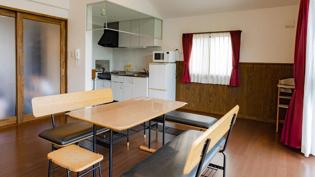 Two-Bedroom Cottage with Lake View (8 Adults) room - Image 2