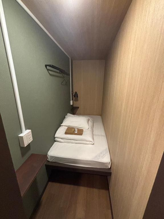 Single Bed in Dormitory Room room - Image 2