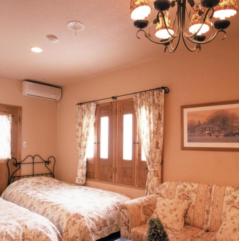 Twin Room with Shared Bathroom - Non-Smoking room - Image 2