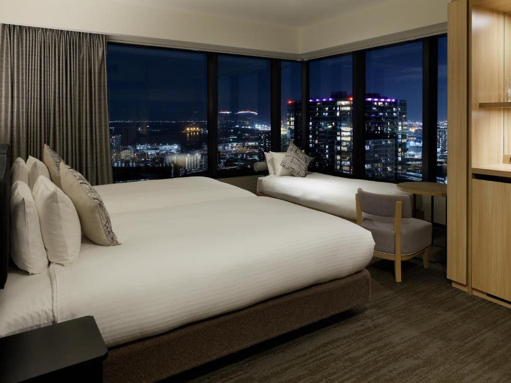 Deluxe Corner Twin Room with Sofa Bed and View Bath - Non-Smoking room - Image 2