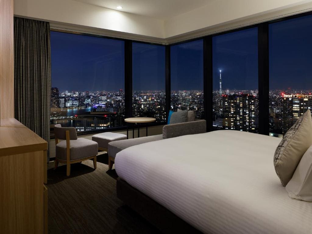 Deluxe Corner King Room with View Bath - Non-Smoking room - Image 2