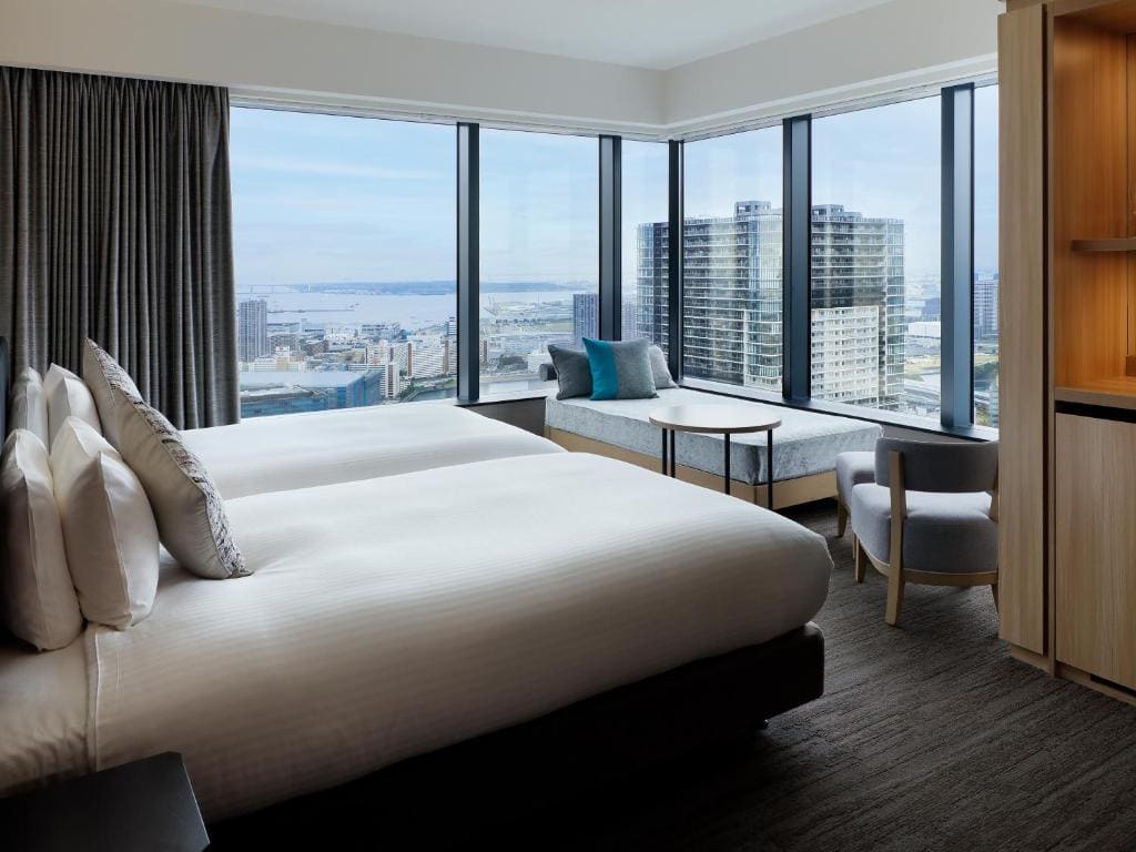 Deluxe Corner Twin Room with Sofa Bed and View Bath - Non-Smoking room - Image 1