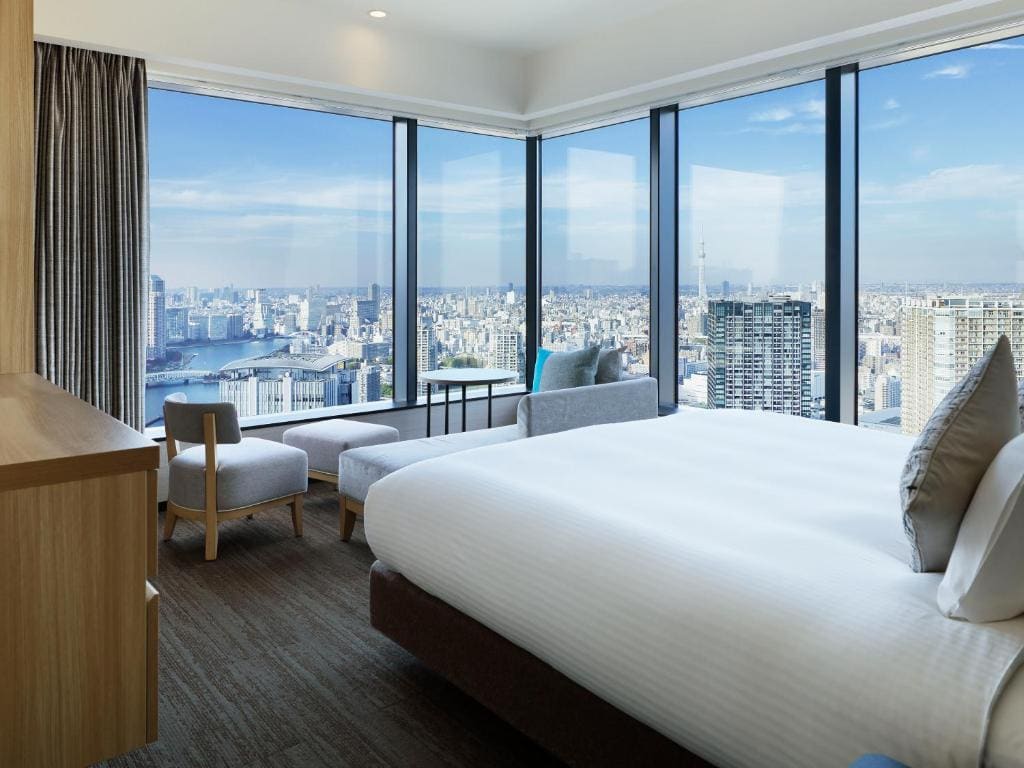 Deluxe Corner King Room with View Bath - Non-Smoking room - Image 1