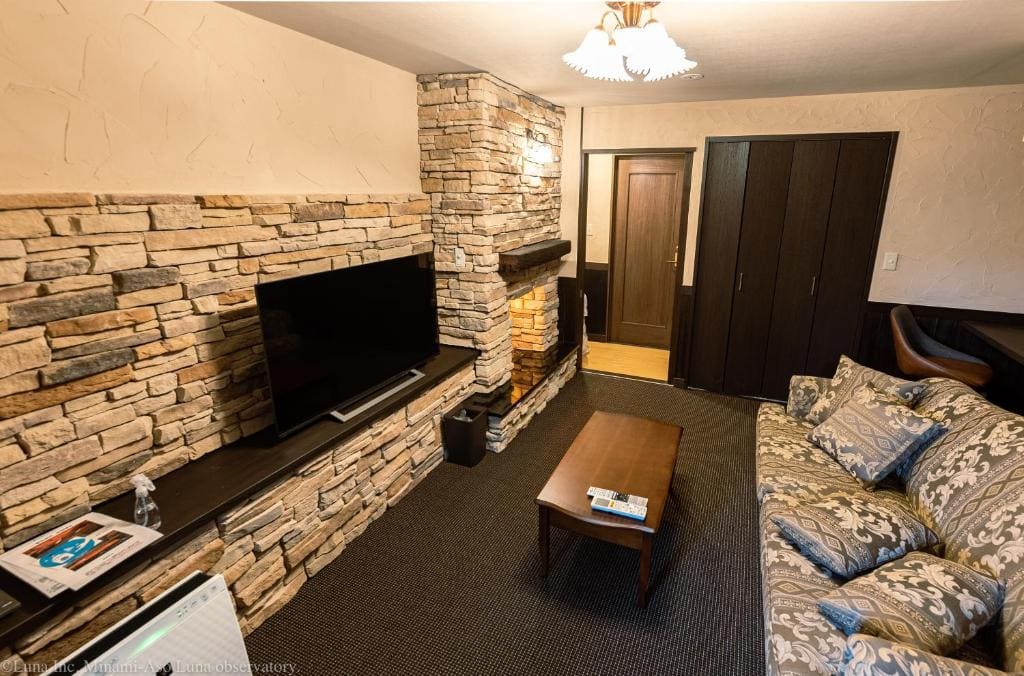 Maisonette Twin Room - Main Building room - Image 2