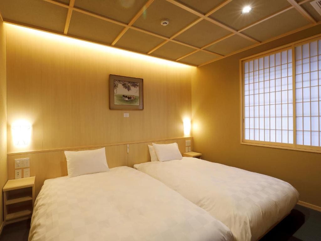 Suite Room B with Private Bathroom room - Image 1