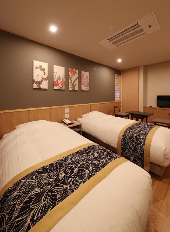 Twin Room with Shower room - Image 3