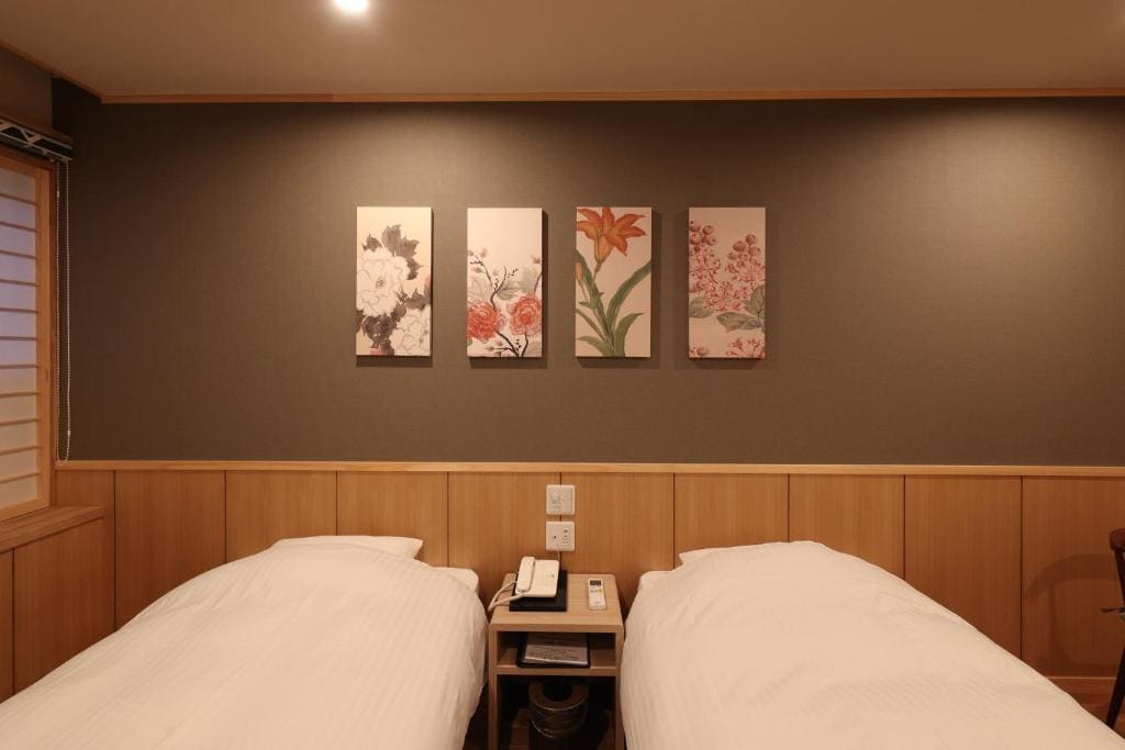 Twin Room with Shower room - Image 2