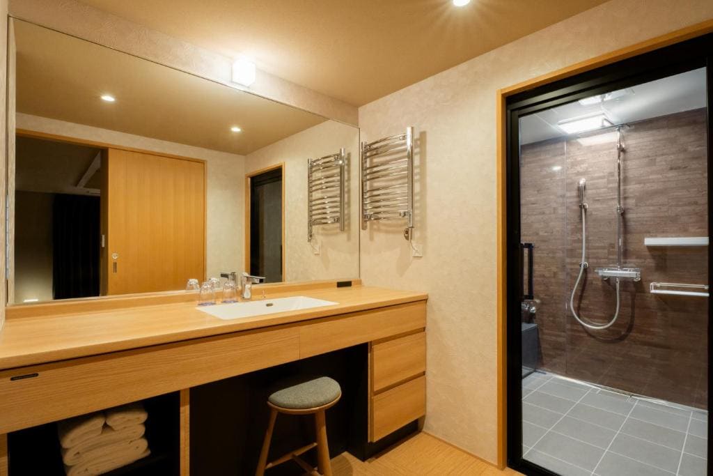 Deluxe King Room room - Image 3