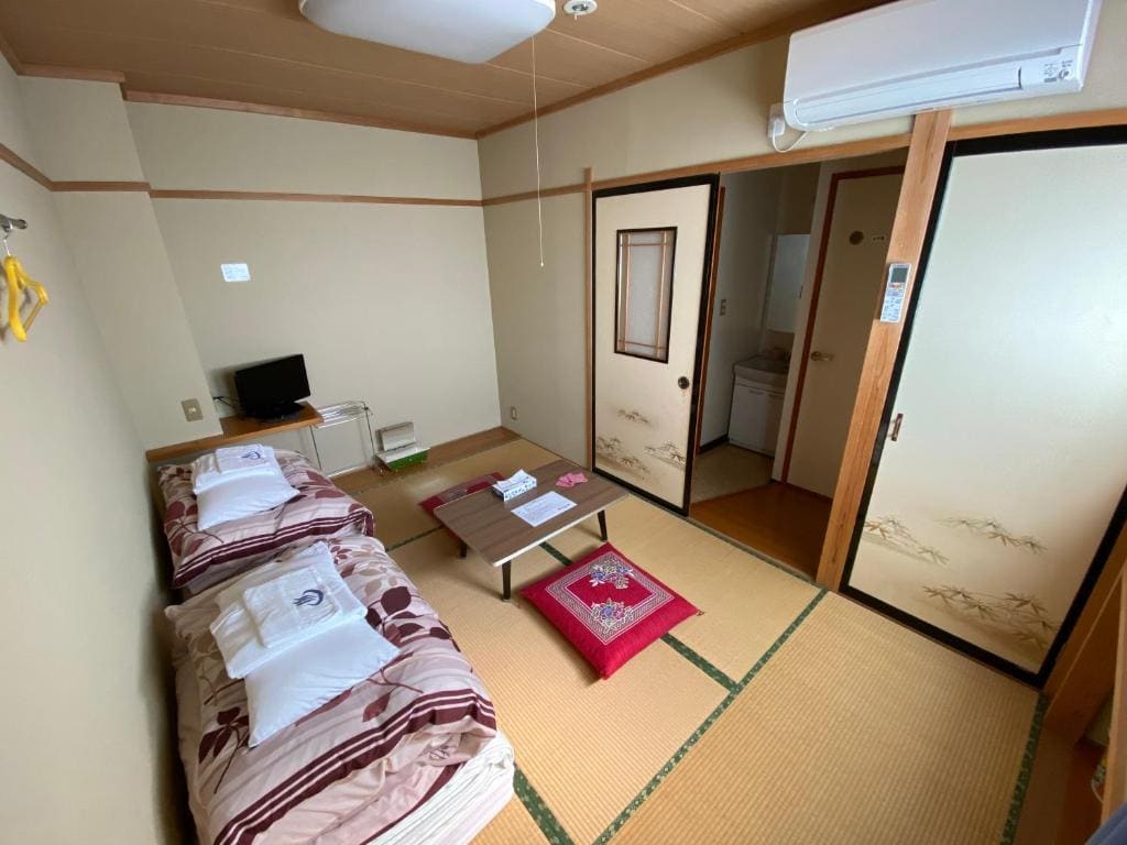 Japanese-Style Double Room with Private Toilet and Shared Bathroom room - Image 3