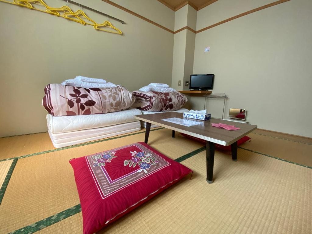 Japanese-Style Double Room with Private Toilet and Shared Bathroom room - Image 2