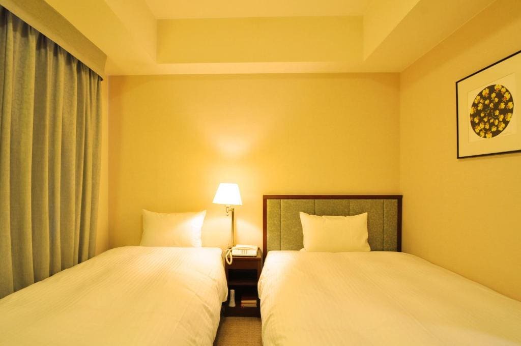 Small Twin Room room - Image 3