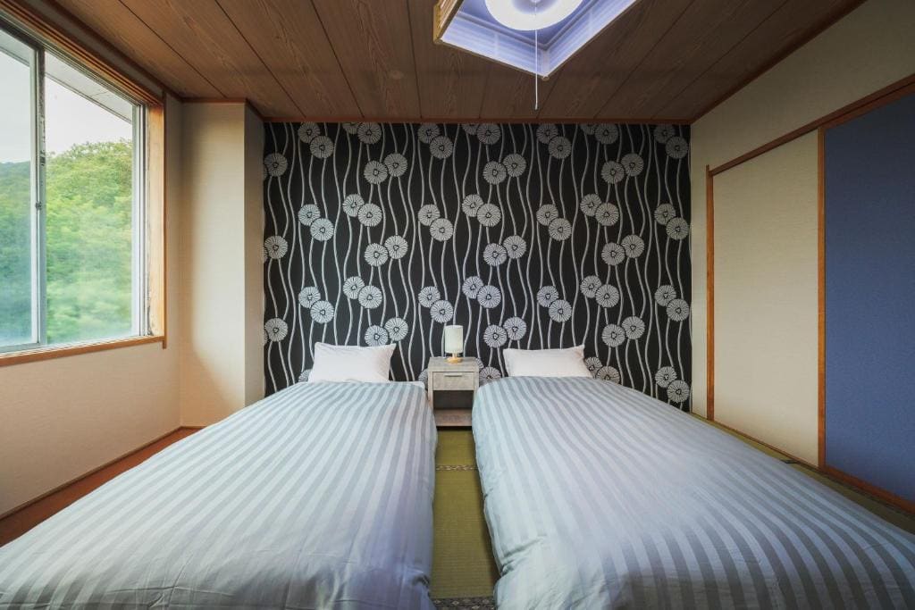 Twin Room with Shared Bathroom room - Image 3