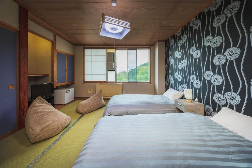 Twin Room with Shared Bathroom room - Image 2