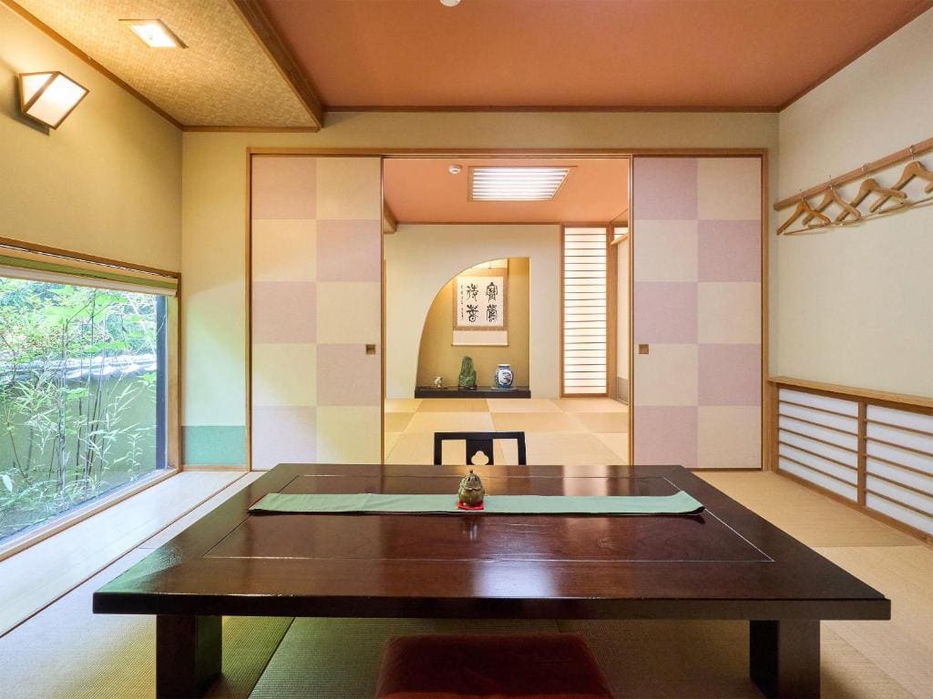 Superior Family Room room - Image 3