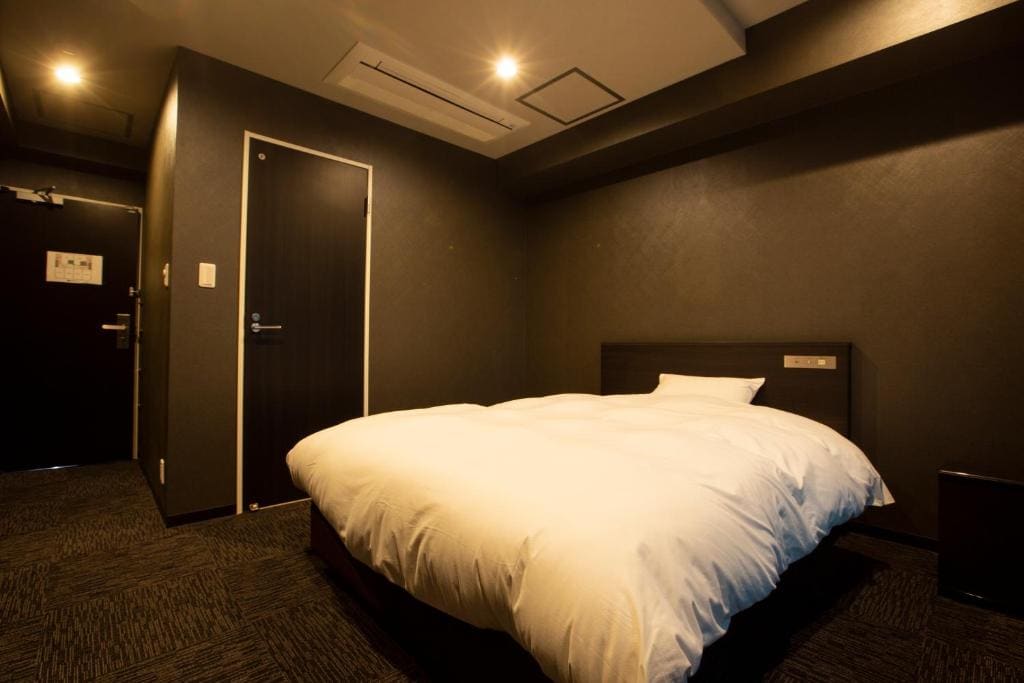 Single Room with Private Bathroom room - Image 3