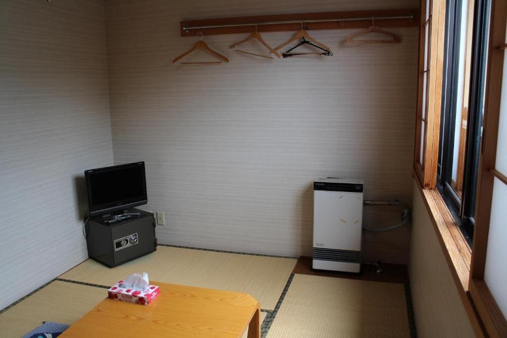 Family Room with Shared Bathroom room - Image 2