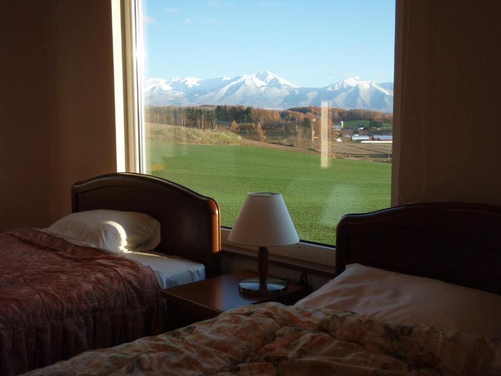 Deluxe Twin Room with Mountain View and Shared Bathroom - Non-Smoking room - Image 2