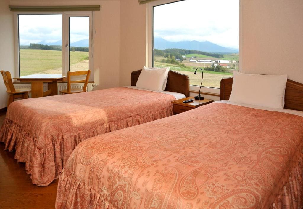 Deluxe Twin Room with Mountain View and Shared Bathroom - Non-Smoking room - Image 3