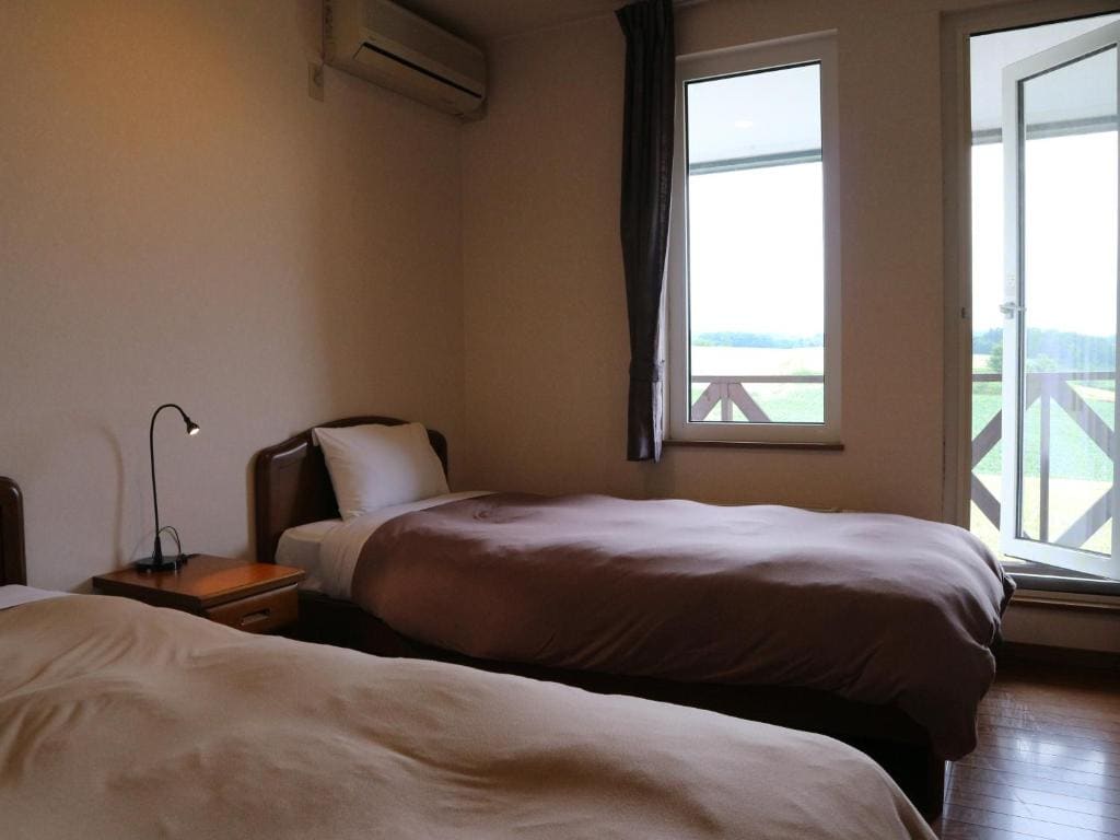 Standard Twin Room with Shared Bathroom - Non-Smoking room - Image 2