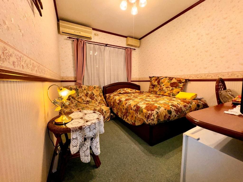 Double Room with Private Bathroom - Non-Smoking room - Image 3