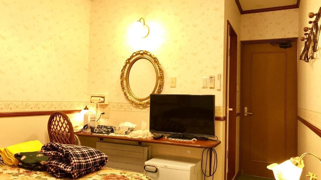 Double Room with Private Bathroom - Non-Smoking room - Image 2