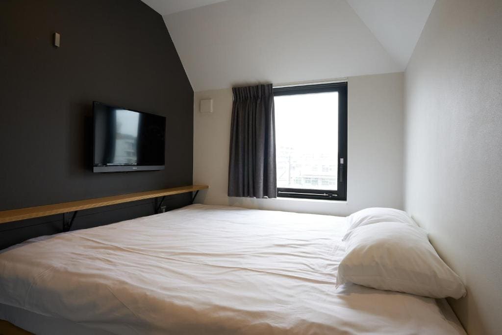 Double Room with Shared Bathroom room - Image 2