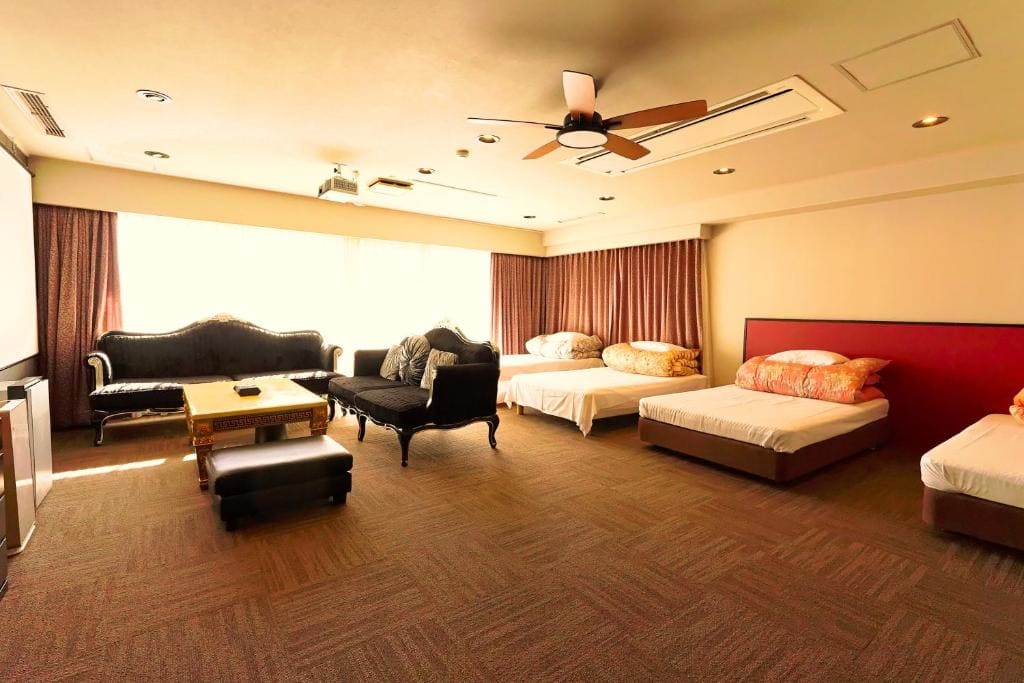 Family Room room - Image 3
