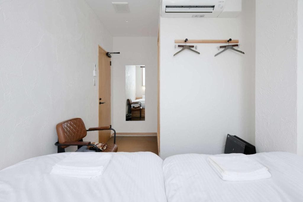 Twin Room with Shower room - Image 1