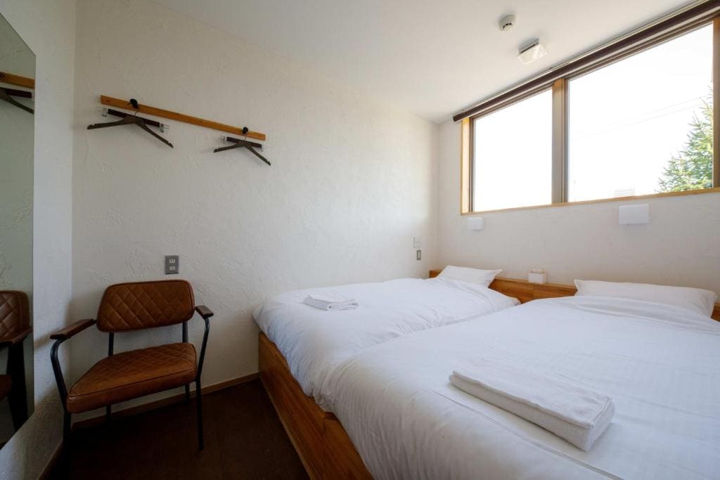 Twin Room with Shower room - Image 2
