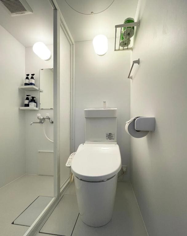 Twin Room with Shower room - Image 3