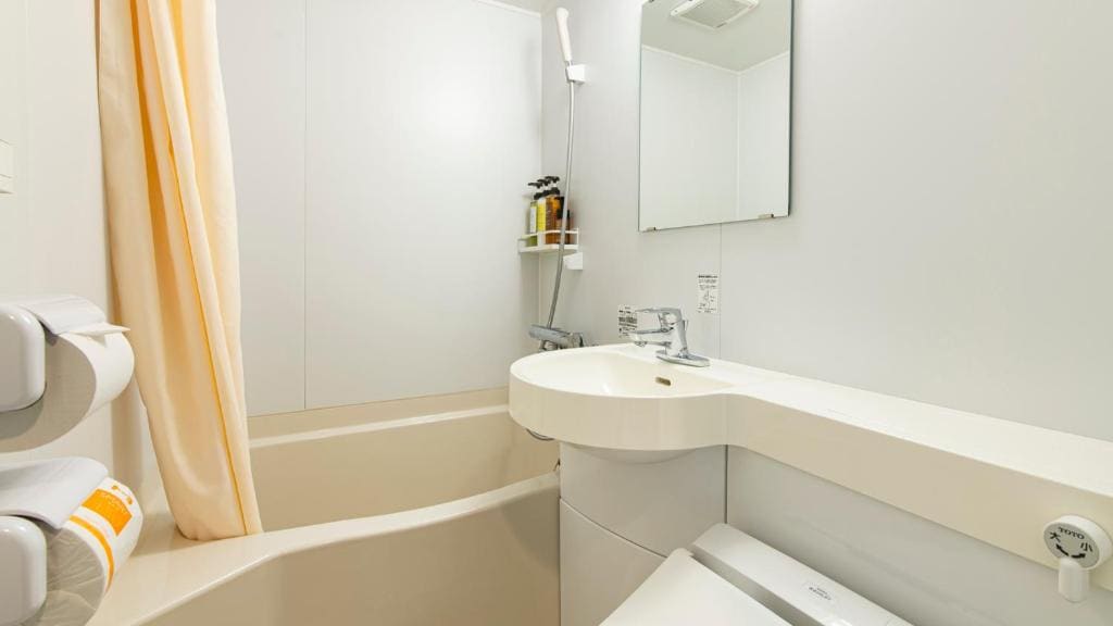 Single Room with Bath - Smoking room - Image 1