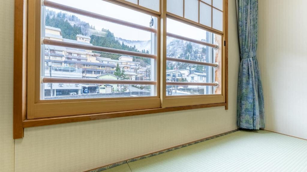 Universal Japanese-Style Room with Shared Bathroom room - Image 2