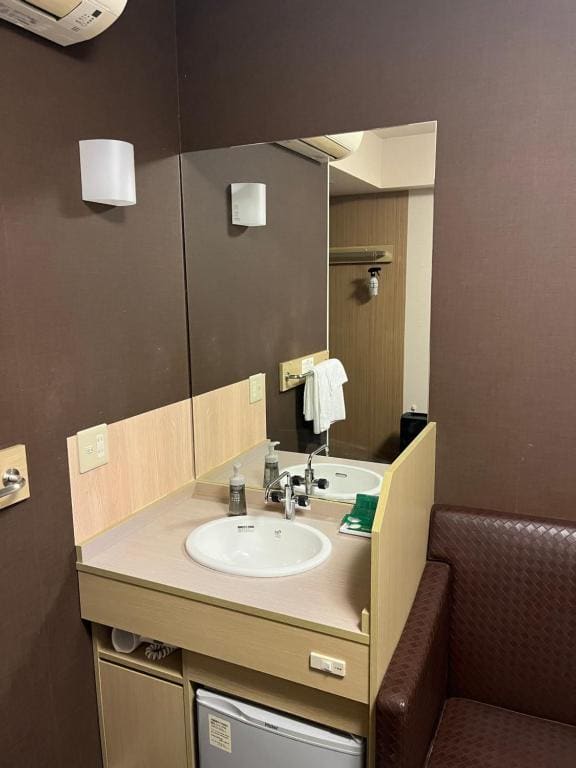 Single Room with Shared Bathroom - Non-Smoking room - Image 2