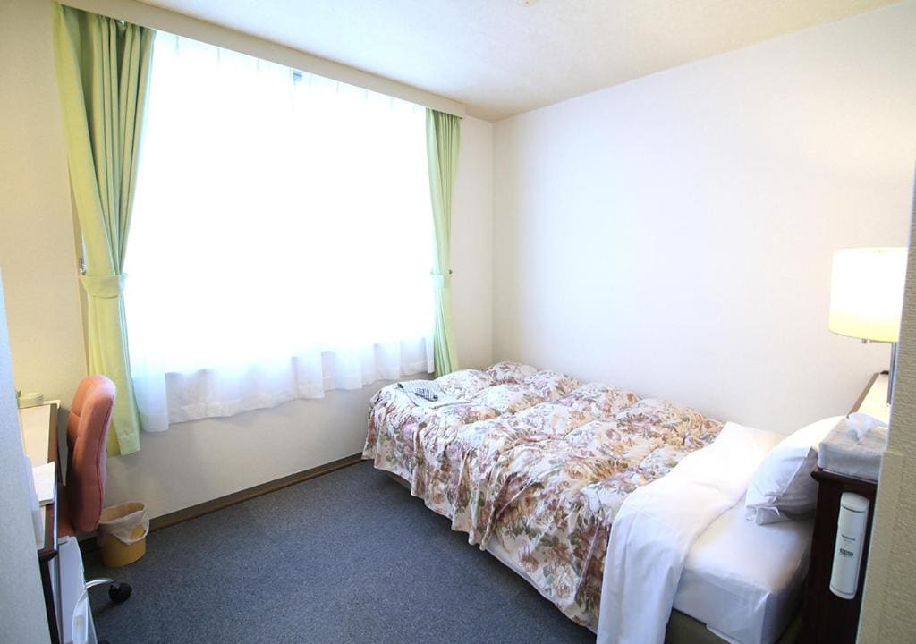 Single Room B - Smoking room - Image 3