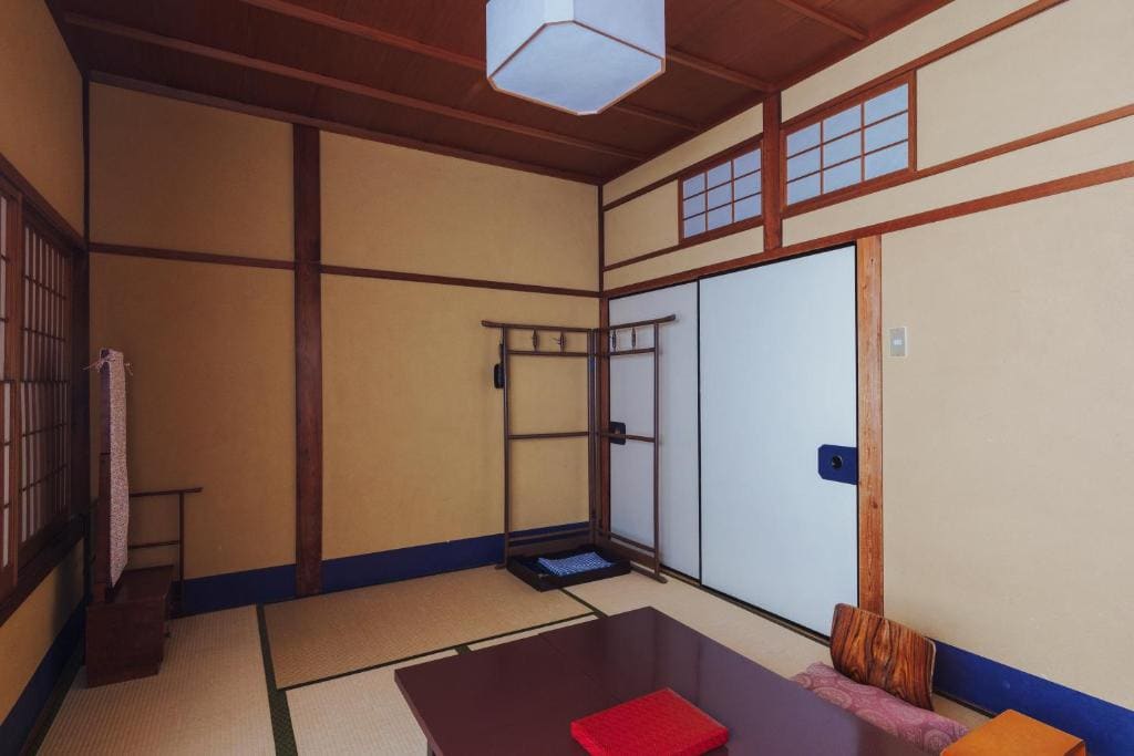 Standard Twin Room with Shared Bathroom room - Image 1
