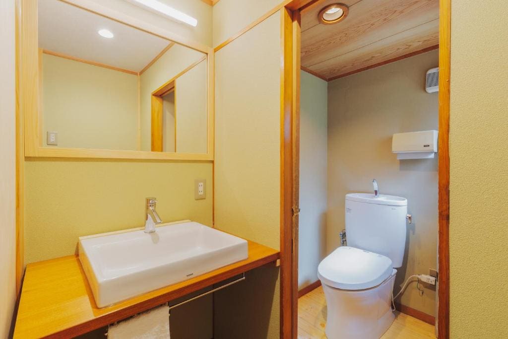 Deluxe Quadruple Room without Bathroom room - Image 2
