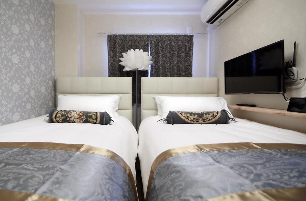 Twin Room with Bath room - Image 2