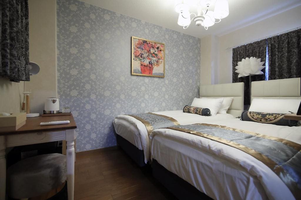 Twin Room with Bath room - Image 3