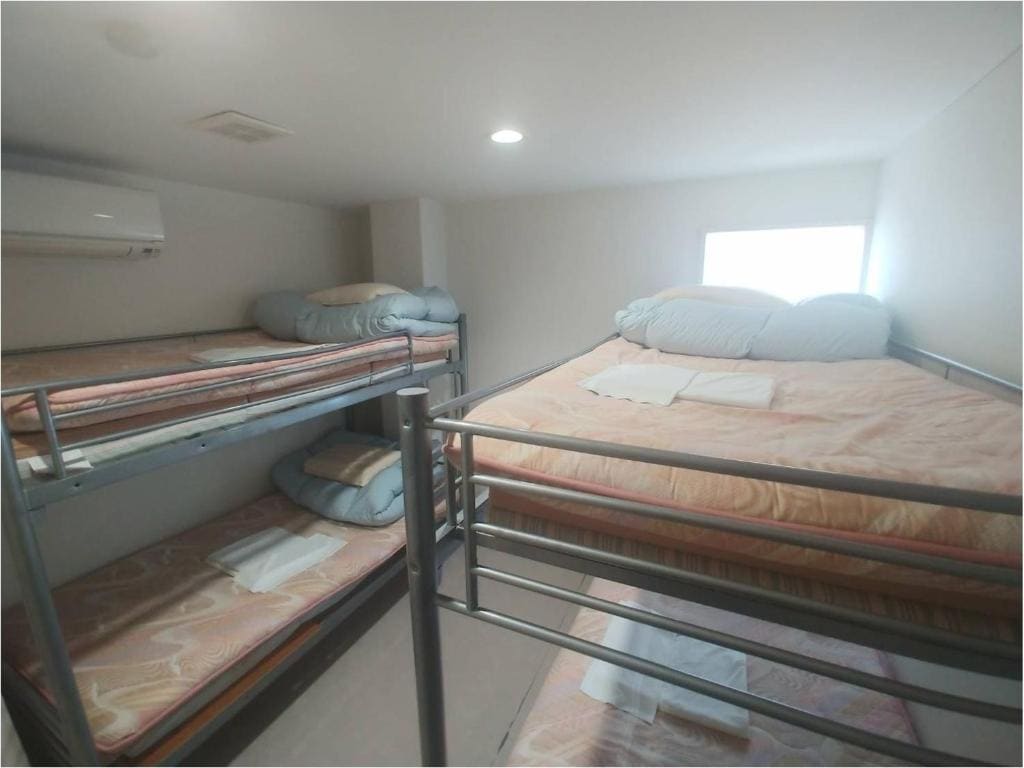 Economy Room with Shared Bathroom room - Image 1