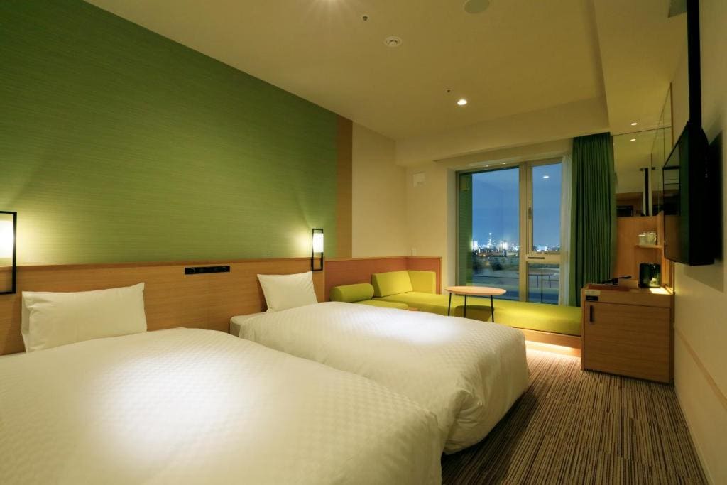 Superior Twin Room with Sofa Bed and River View - High Floor - Non-Smoking room - Image 3