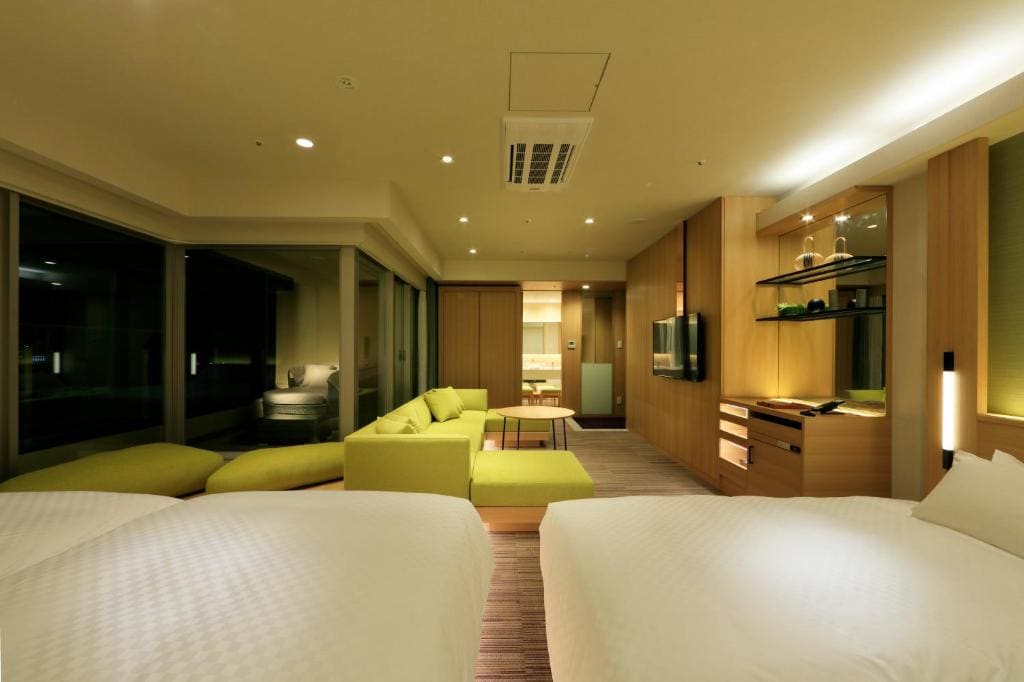 Deluxe Family Suite with Spa Bath - Non-Smoking room - Image 1