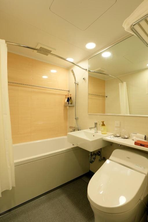 Standard Twin Room with Sofa Bed - Non-Smoking room - Image 3