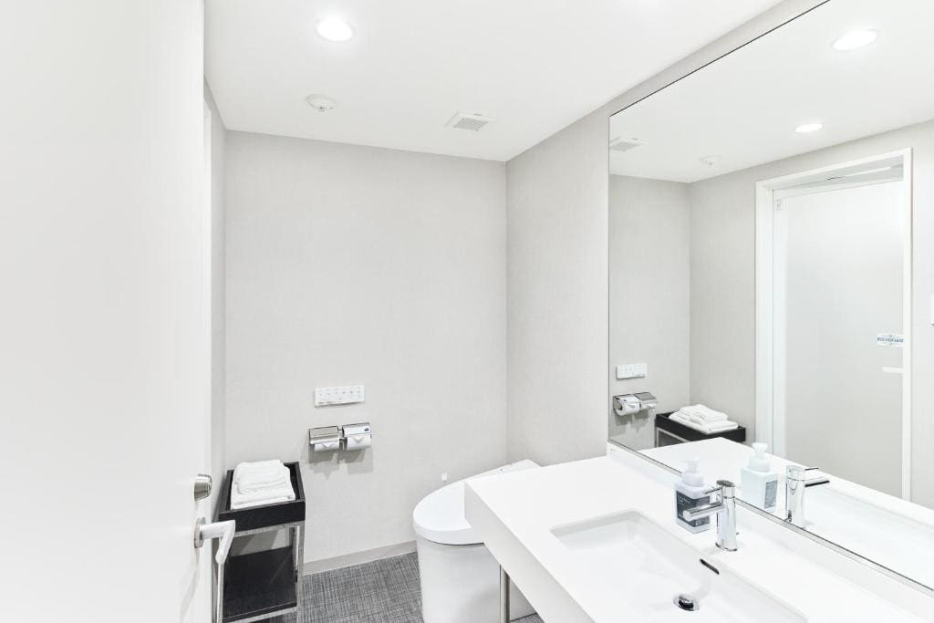 Deluxe Twin Room - Non-Smoking room - Image 3
