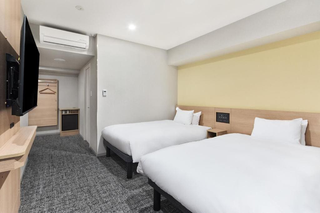 Deluxe Twin Room - Non-Smoking room - Image 2