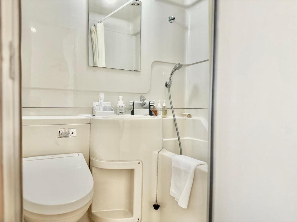 Single Room with Bath room - Image 2