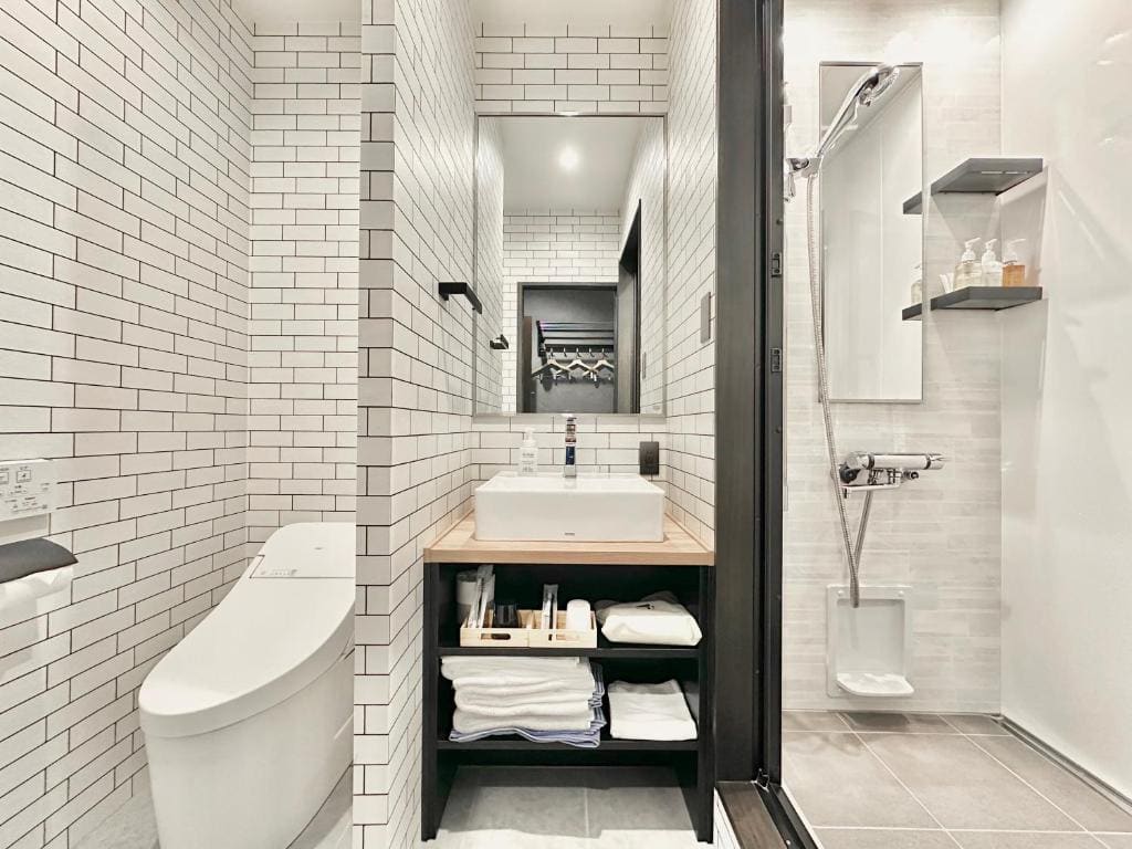 Standard Single Room with Shower room - Image 2