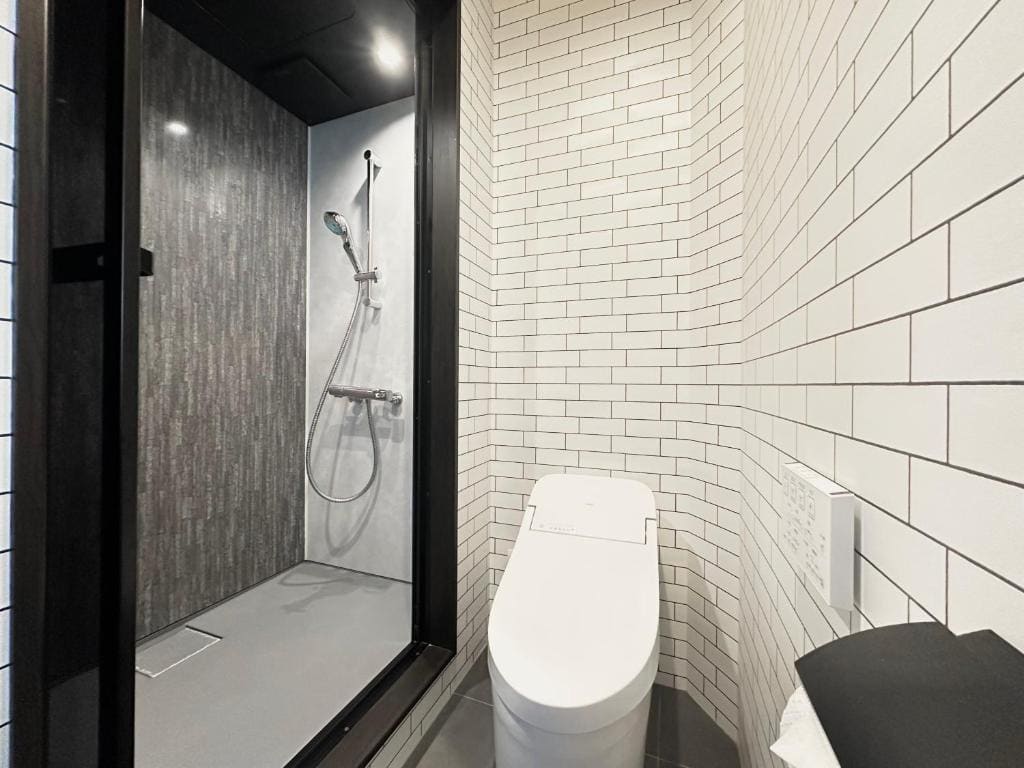 Twin Room with Shower room - Image 3