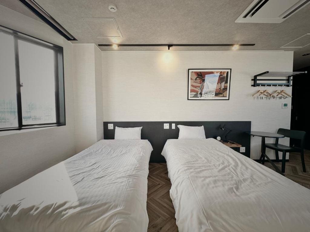 Twin Room with Shower room - Image 1